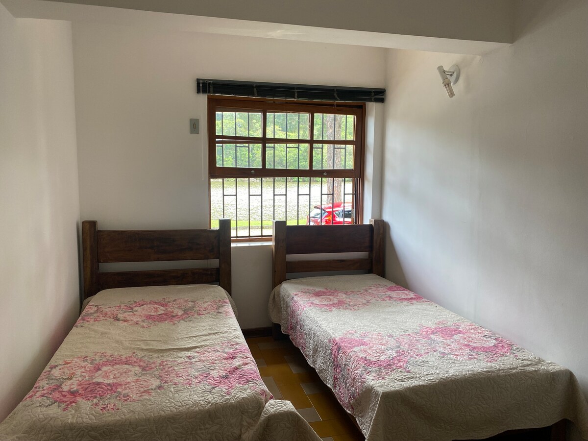 Соба со два единечни кревета.