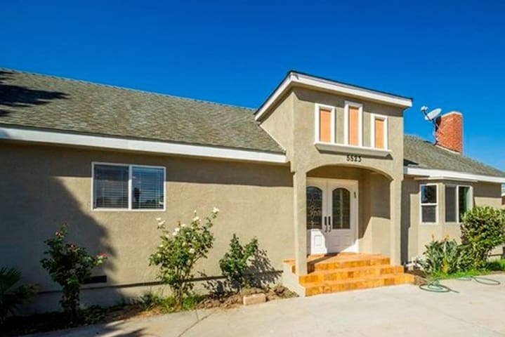 Luxurious Home in Sherman Oaks (Sleeps 8)