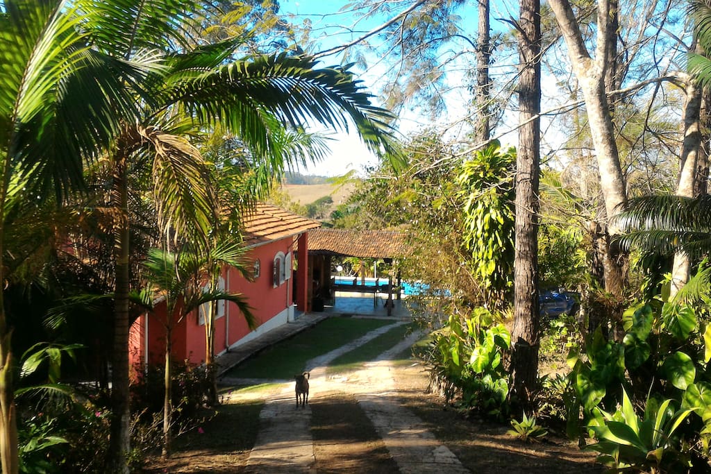 Entrada ao lado da casa principal