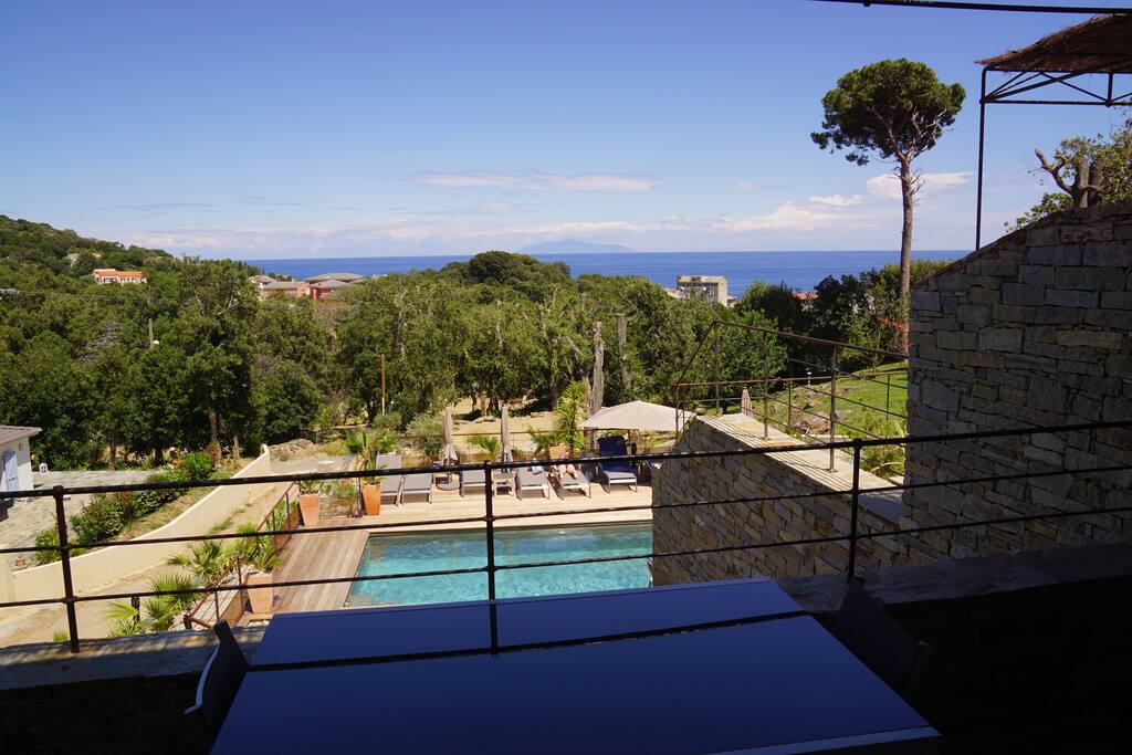 Terrasse de l'appartement, vue sur la piscine et la mer