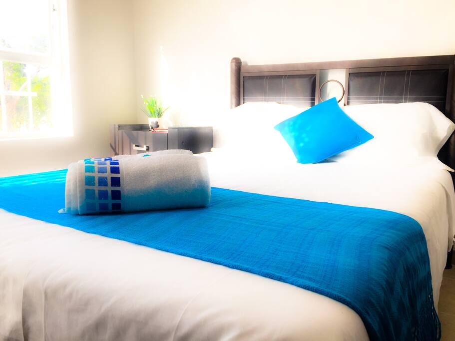 Recámara con cama matrimonial, aire acondicionado independiente