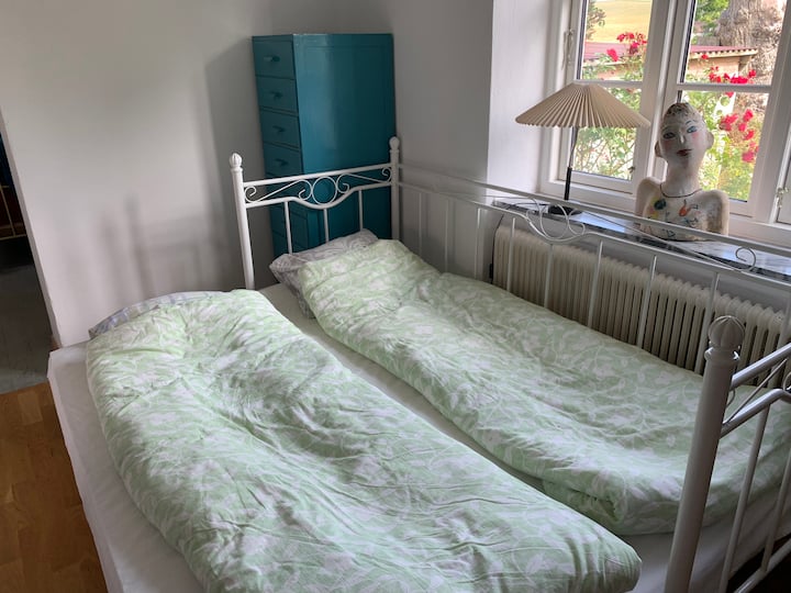 在沙发床上专为两人打造。