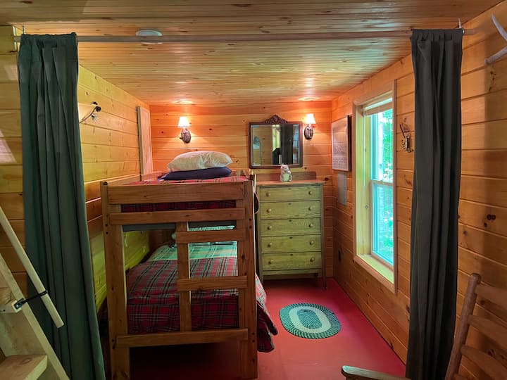 Kreveti na kat u spavaćoj sobi na glavnom katu,

Ručnici, posteljina i deke nisu dostupni