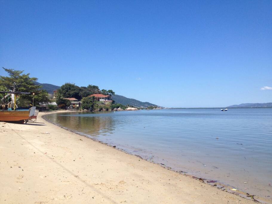 Praia e caminho para acesso principal