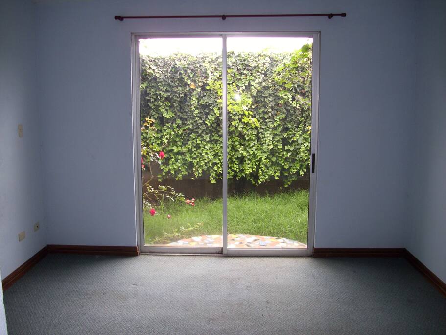 main bedroom with a beautiful garden in front. and the red roses.
You will have your bed.
(now the floor is ceramic!)