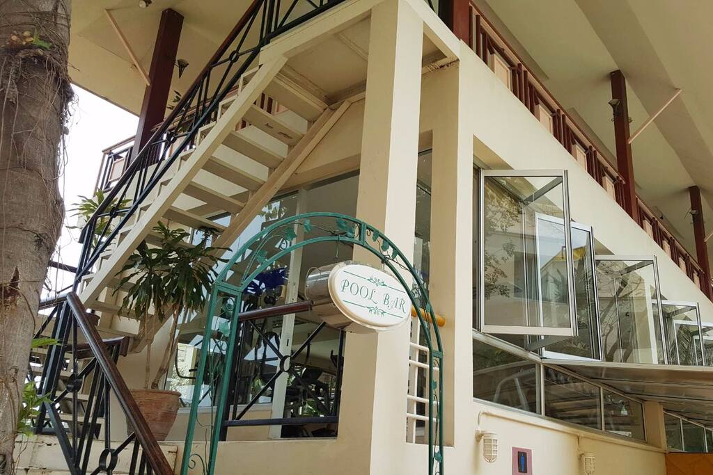 Kleiner Pool-Bar