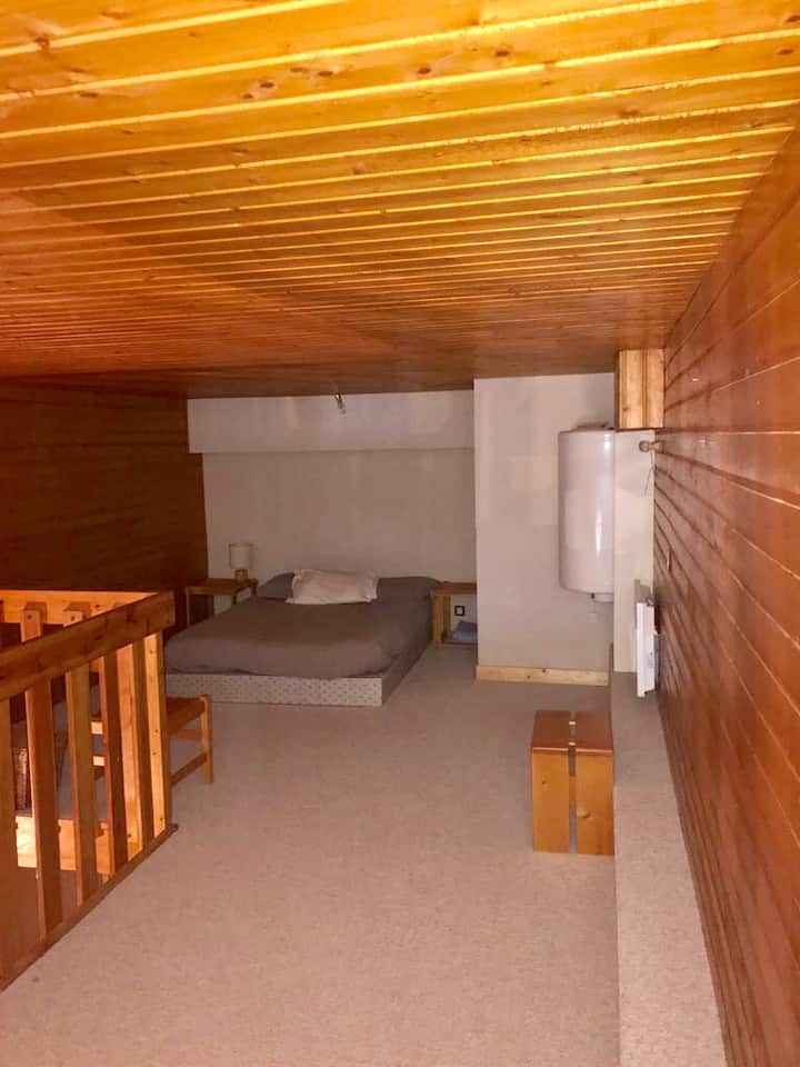 Chumba cha kulala kwenye mezzanine