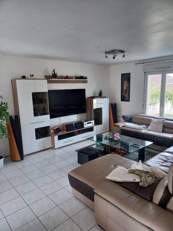 Dhomë ndenjjeje me televizor