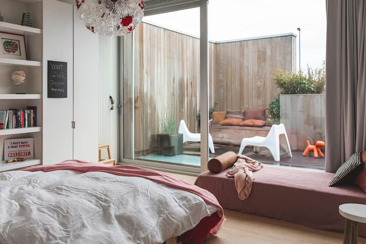 Მე-3 საძინებელი ტერასაზე გასასვლელით. Საწოლი დამზადებულია პალიტრებისგან, დახრილი ძირითა და მატრასებით ბექასგან (1,80 მ/2 მ). Ამას გარდა, არსებობს 2 პადონის საწოლი, რომლებიც შეგიძლიათ მოათავსოთ მე-3 საძინებელში, ან მოათავსოთ თქვენთვის სასურველ ოთახში. 