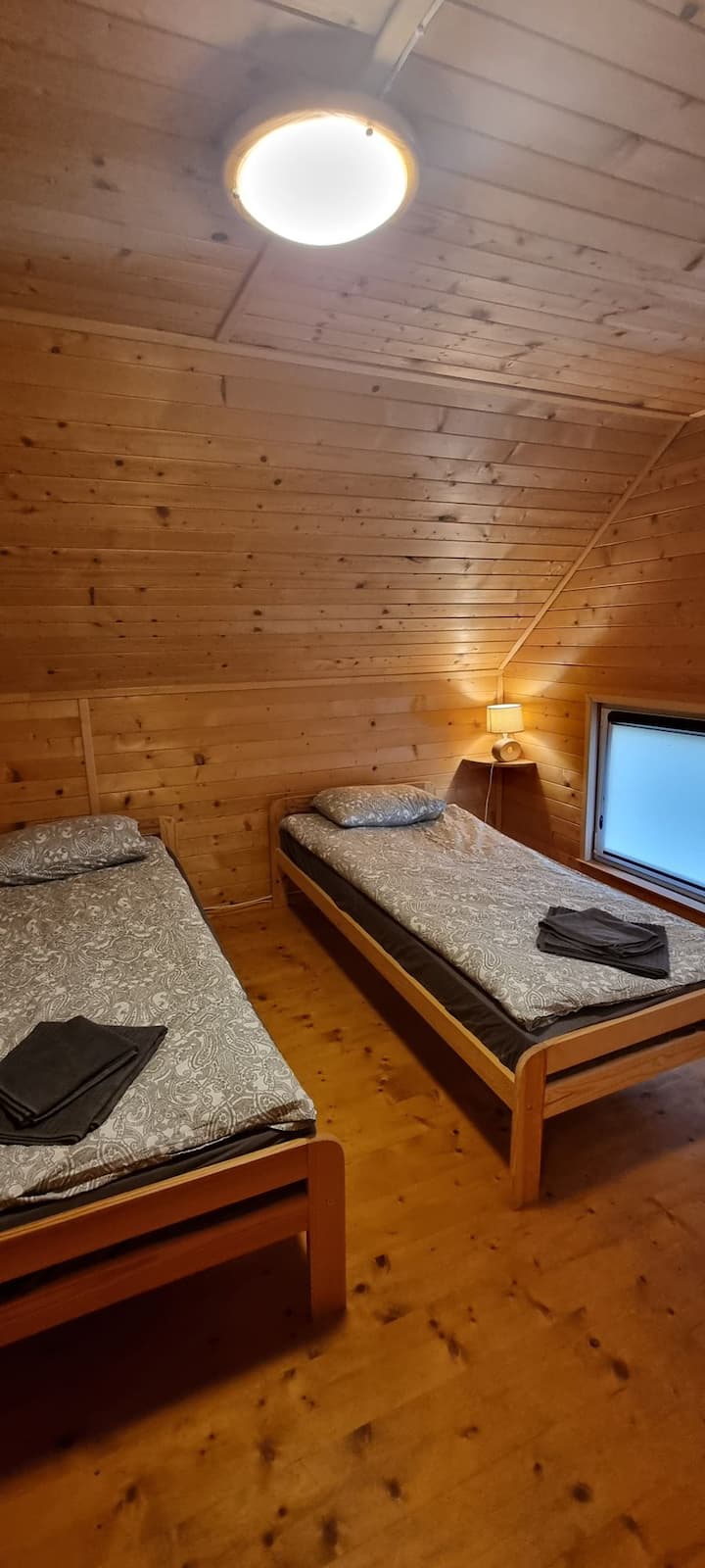 غرفة النوم رقم2 - سريران مفردان 