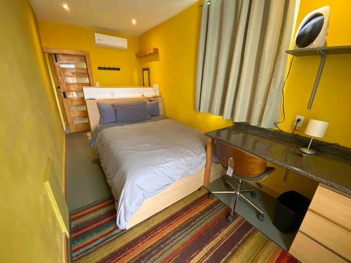 Segundo en suite con entrada privada, 1/2 baño y aire acondicionado.