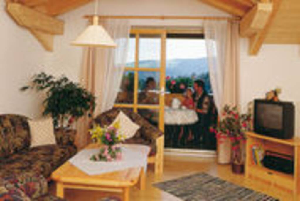 Wohnzimmer mit Balkon oder Terrasse