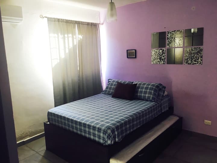 Chambre 1. Double lit double. Lit en bas mobile Air conditionné
