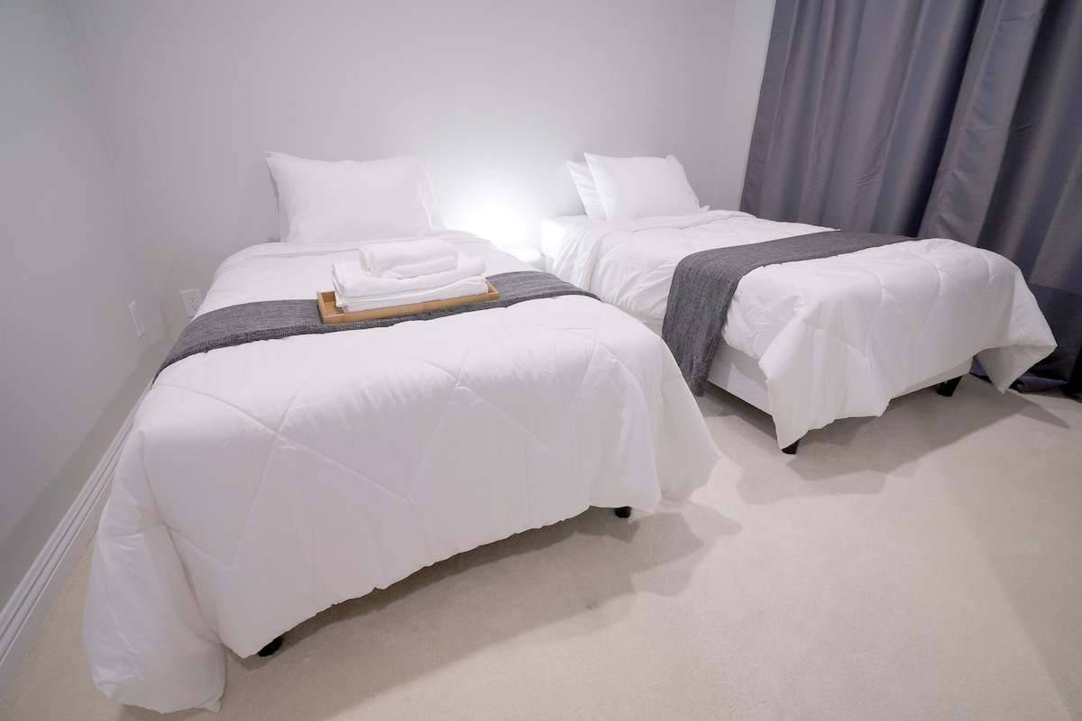 غرفة النوم 4 | سريران مزدوجان | أسرّة مميزة ومفروشات وستائر معتِّمة