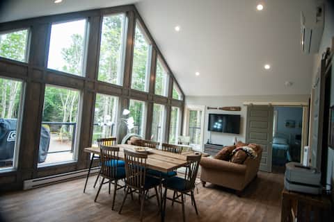 Top performing Airbnb: 3 bdrm executive cottage with private beach access in Malpeque Bay