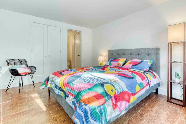 Disfruta de total privacidad en nuestro tercer dormitorio en la planta baja. Este refugio aislado cuenta con una cama tamaño queen, entrada privada, armario, TV y baño privado, que ofrece una experiencia serena y relajante.