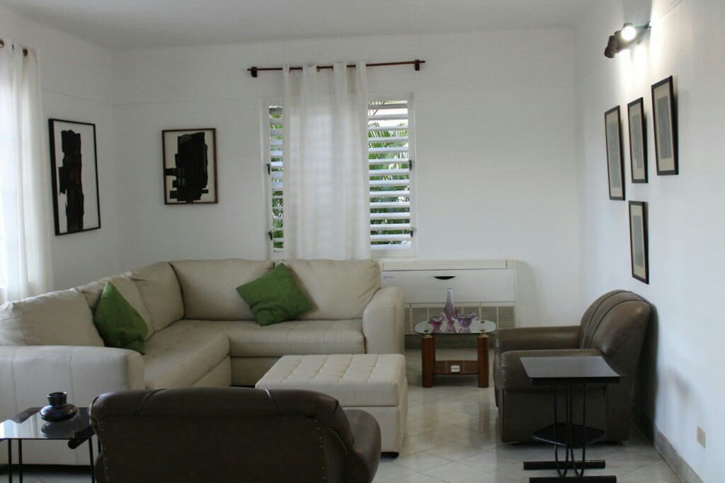 Amplia sala con una decoración muy sencilla y moderna. Las ventanas permiten que entre una brisa caribeña maravillosa. Está climatizado.