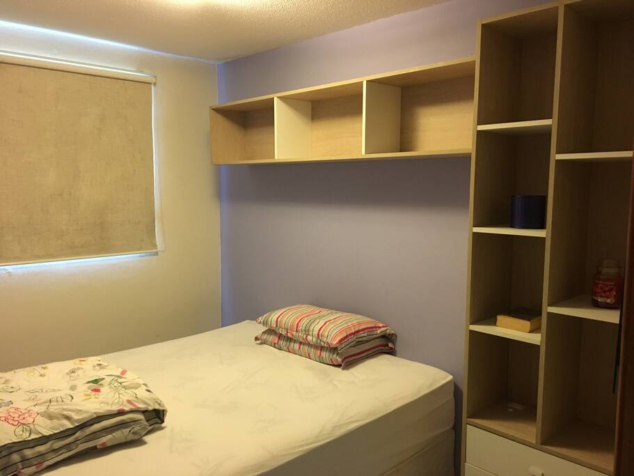 Quarto de casal com box queen e colchão de molas.