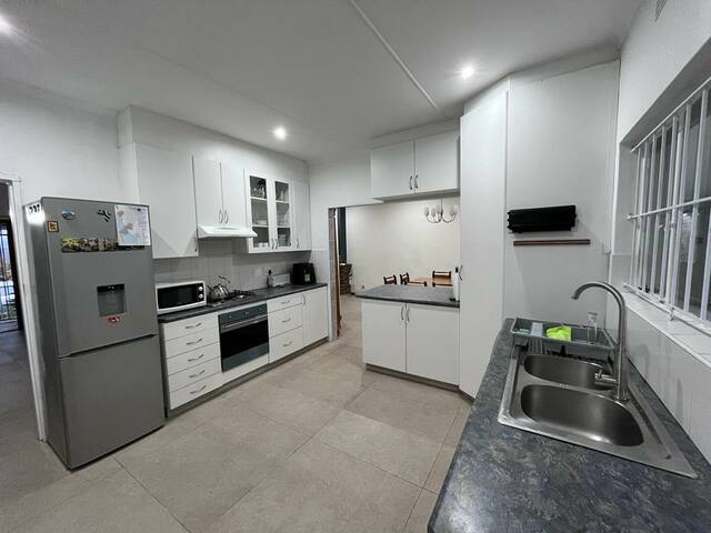 Cheerful 3-bedroom house wih a pool. gallery image 2