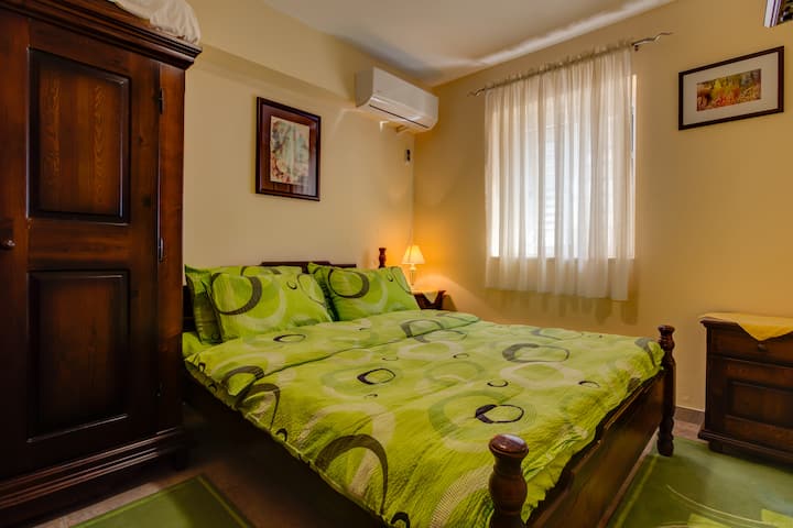 3号卧室还有一个衣柜和一扇窗户，照亮了整个房间，让您感到舒适。