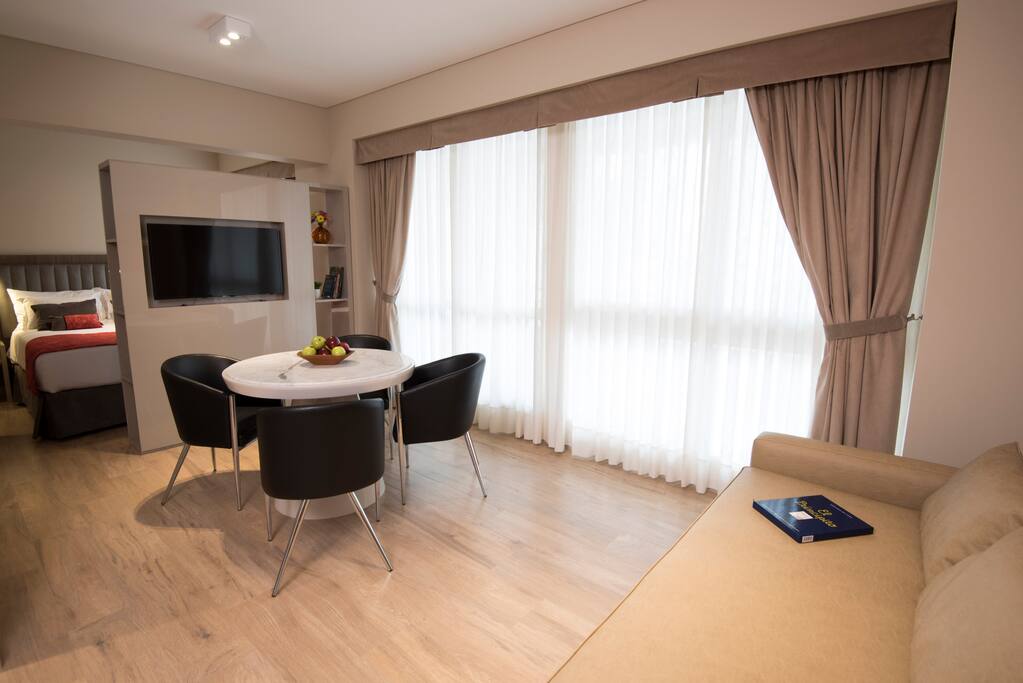 Amplio Living con mucha luz natural decorado con calidad
