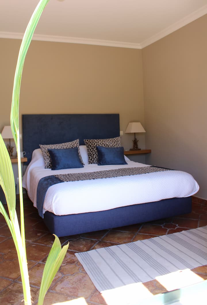 主卧配有阳台上的双人床