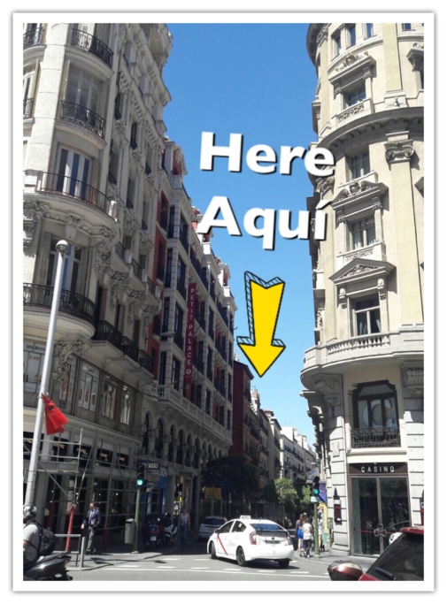 Entrace to the street. Entrada a la calle