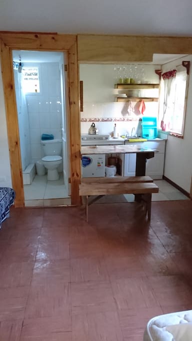 Cocina equipada y baño