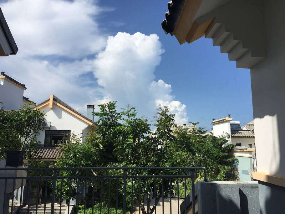 东边阳台景色迷人