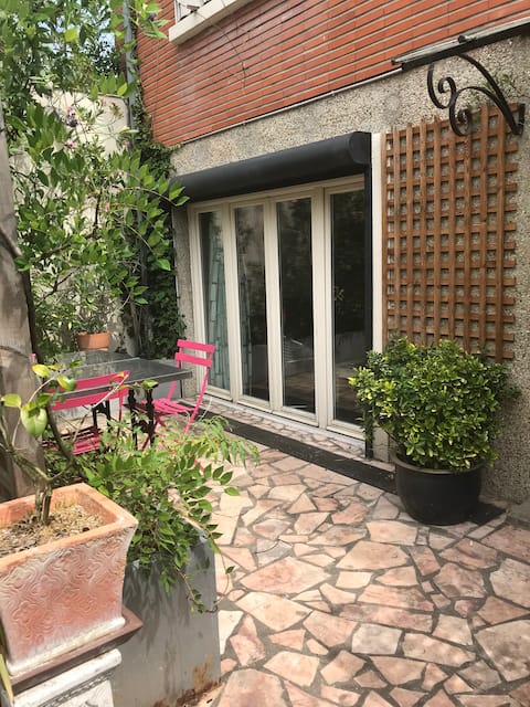 Large studio with a terrace