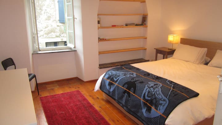 Dormitorio en el primer piso con vestidor desde el que se toma la foto. 