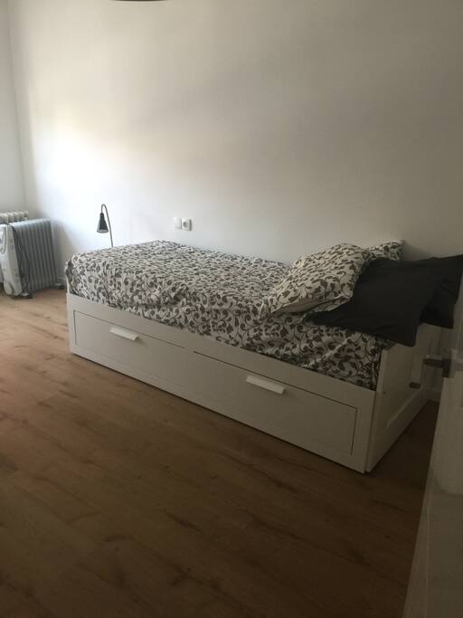 Habitación, la cama de hace doble y a parte del armario tiene dos cajones bajo de la cama