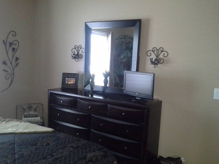 MB Dresser