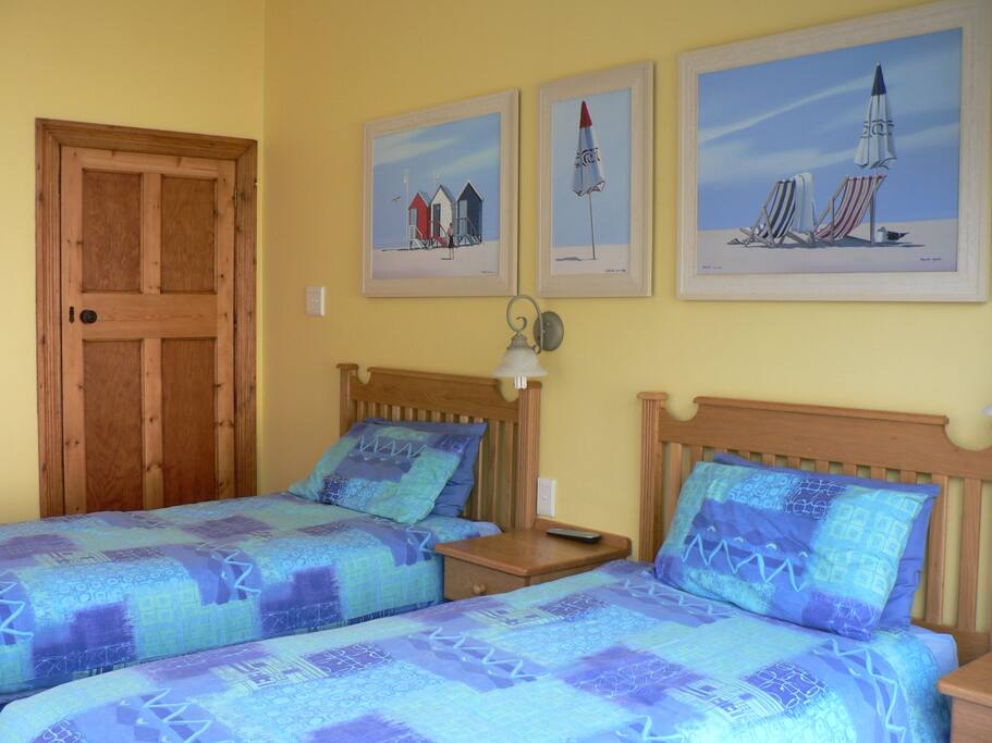 Room 7 - 2 single beds and a bathroom with a shower