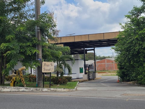 House in Girardot 3 Hab, 5 Beds Near the Center