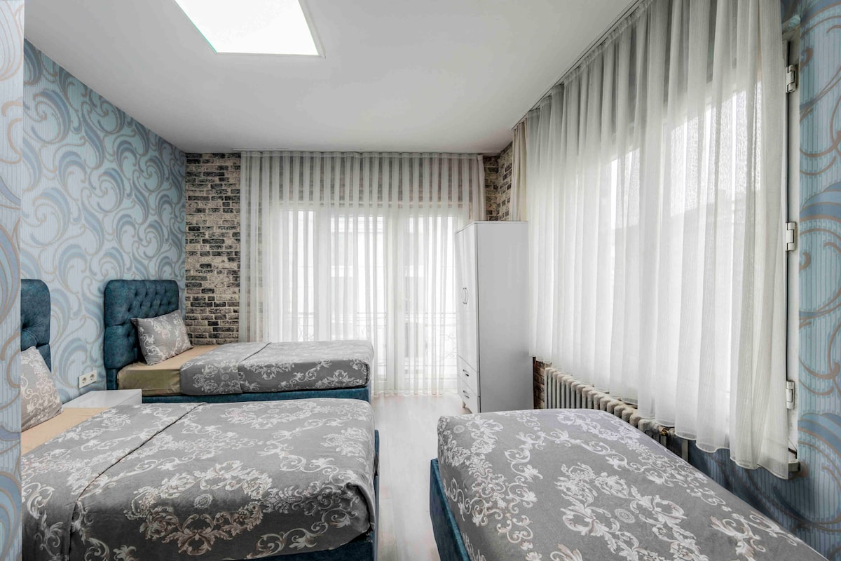 הוא מציע אזור שינה גדול ומרווח עם שלוש מיטות נפרדות ומצעים נקיים. מתאים לשהיות קבוצתיות או למשפחות עם ילדים. החדר מציע מרחב שינה נוח, ועוזר לכם להיטען מחדש לאורך כל היום.