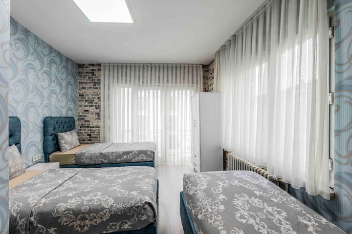 يوفر منطقة نوم كبيرة وواسعة مع ثلاثة أسرّة منفصلة وبياضات نظيفة. مناسبة للإقامات الجماعية أو العائلات التي لديها أطفال. توفر الغرفة مساحة نوم مريحة، وتساعدك على إعادة شحن طاقتك طوال اليوم.