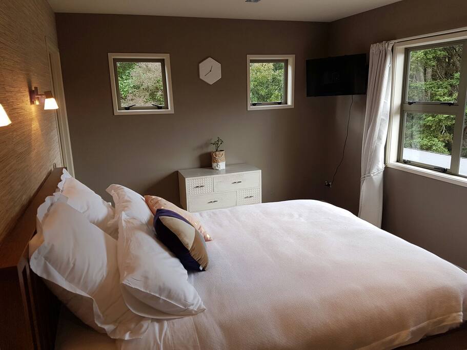 Bedroom with Queen bed
