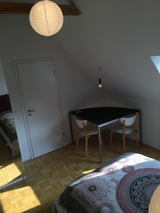 Schlafzimmer mit Schreib- oder Esstisch