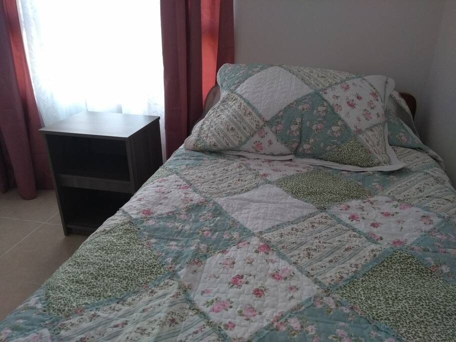 Dormitorio secundario cuenta con una cama nido