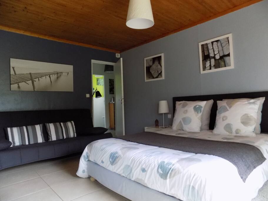 Chambre avec grand lit