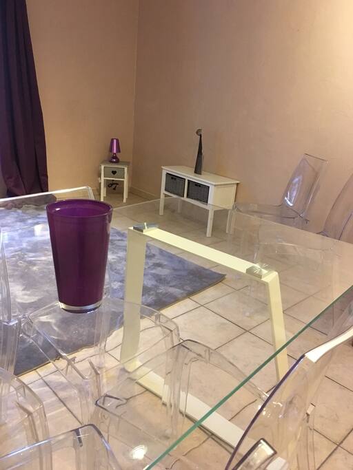Une table de salle a manger en verre... pour 6 personnes