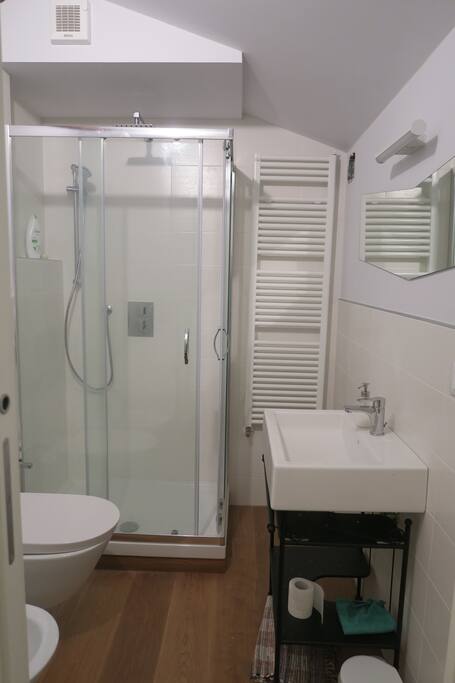 Bagno su soppalco accessibile da scala a chiocciola