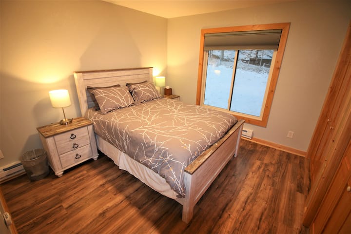 Kati kryesor i dhomës së gjumit 1 (Queen)