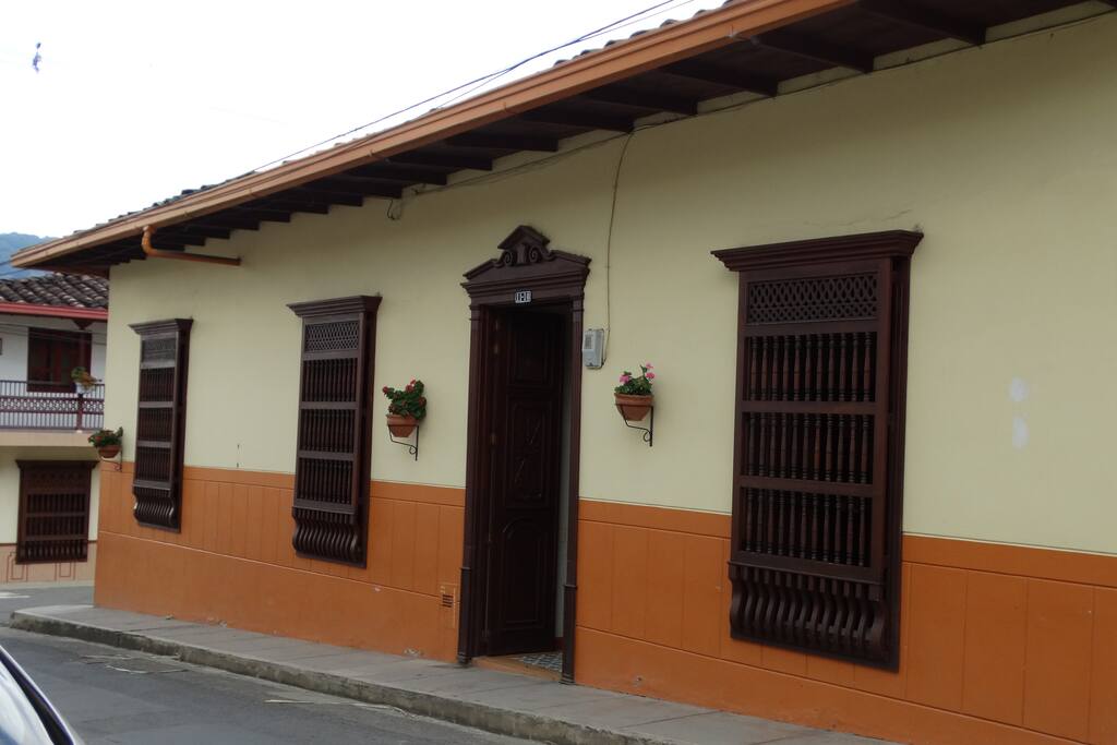 a una cuadra del parque
