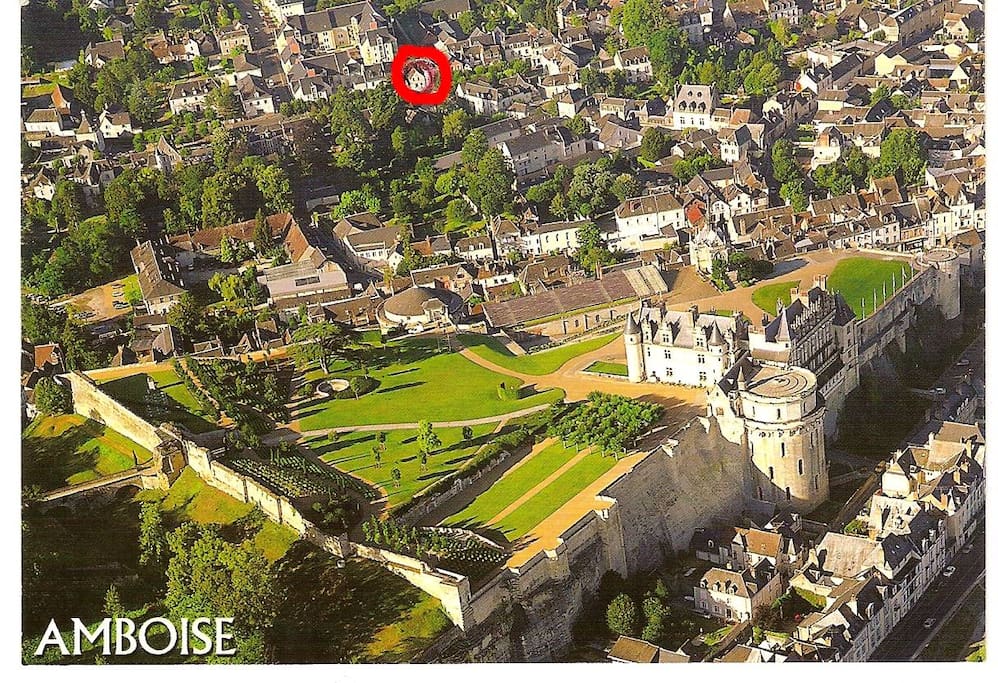 Tout près du centre ville : château royal, parc Da Vinci, château Gaillard (la maison est dans le cercle rouge)