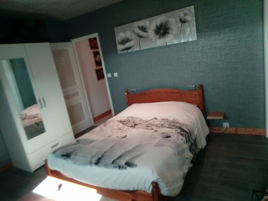 Chambre B : Lit 2 places + TV + Bureau