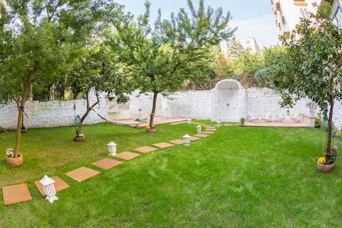 Huge, 5 room/5 bath w/ private garden! Sleeps 24!