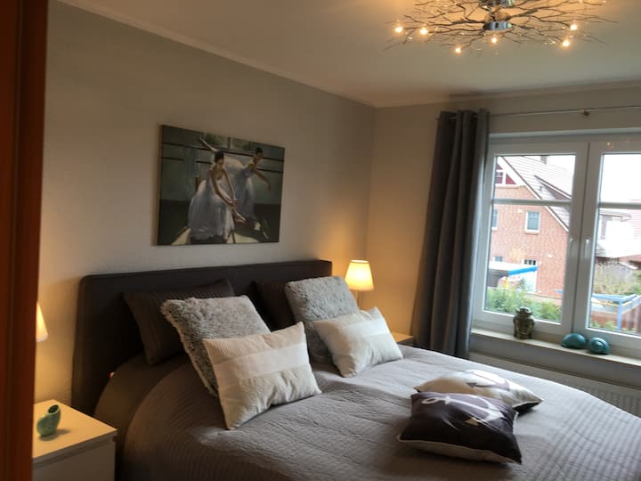 غرفة نوم بسرير مرتب بقاعدة زنبركية