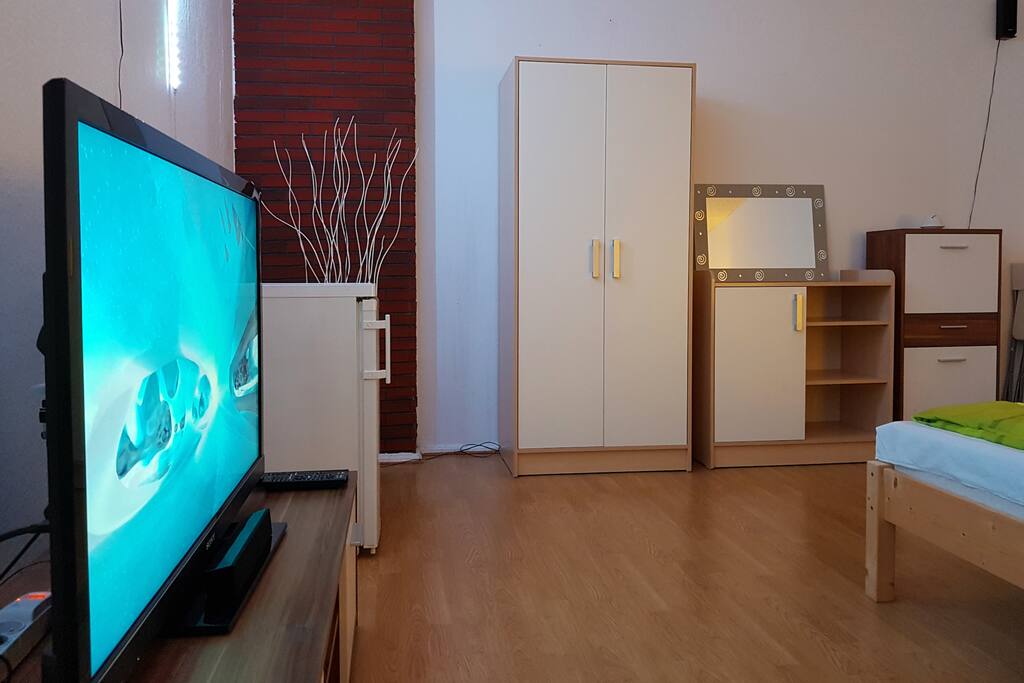 Das große Zimmer bietet viel Stauraum und Platz. The room offers a lot of space and storage.